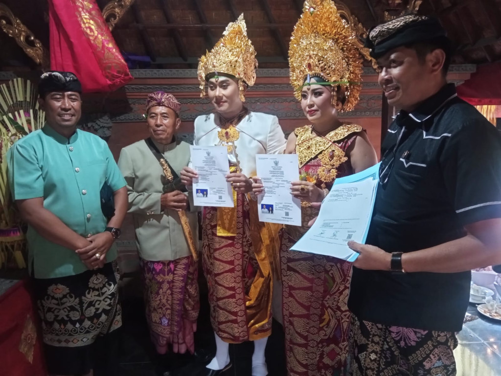 Desa Dalung Serahkan KK Baru, Akta Perkawinan dan (KTP) Baru Implementasi Dalung Smartvillage